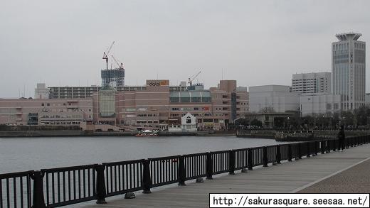 横須賀駅周辺の高層ビル メルキュールホテル横須賀 汐入駅前再開発 自転車と超高層ビル Evergreen